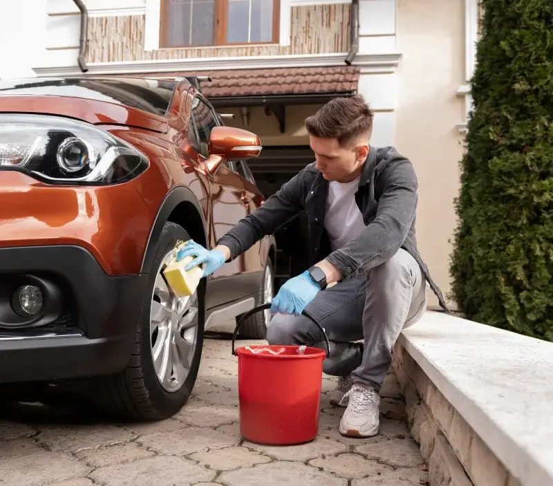 Lavage auto à domicile Chevru : professionnel intervenant sur un véhicule